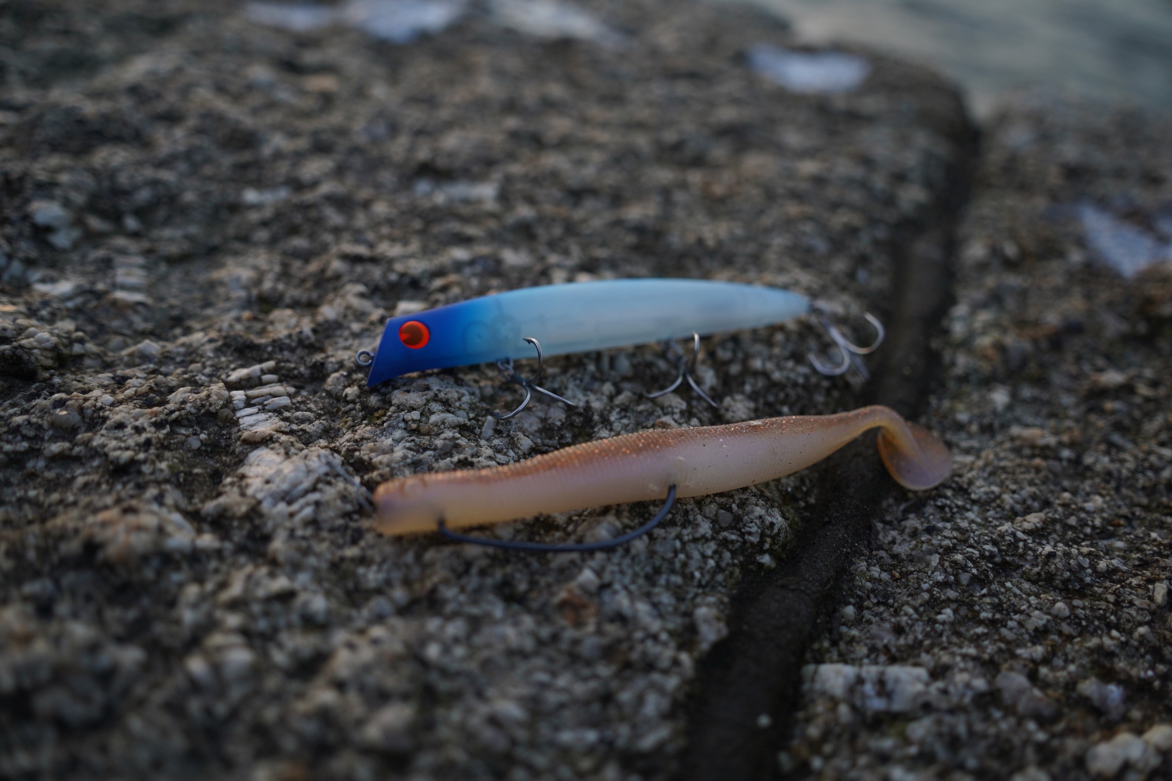 A paddle tail vs a shallow diving plug for bass fishing in the UK over shallow water